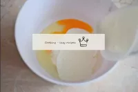 その後、ケフィアを追加し、すべてをミックス。これを行うには、ミキサーを使用できます。私は塩を含まない...