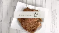 Mettre les schnitzels prêts sur la serviette pour ...