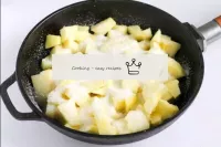 Turn on the medium heat and sprinkle the apples wi...