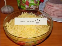 El queso también se frota en el rallador medio. ...