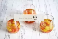 Pour the grapes with the grape-gelatin mixture and...