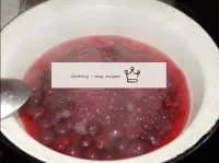 將冷水倒入鍋或杯子中，放火。將糖吸入鍋中攪拌使其溶解。加入糖漿櫻桃。自沸騰以來，用中火在糖漿中煮櫻桃...