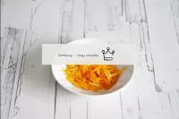 A cédula de laranja é triturada com uma faca o mai...