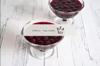 Kirschen in Wein auf Gläser oder Cremes verteilen ...
