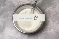 加入奶油mascarpone。用花冠搅拌奶油。...