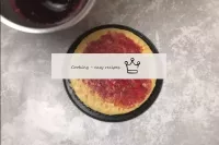 La galleta terminada se enrolla con un tenedor en ...