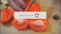 Tagliamo i pomodori in quattro parti, rimuovendo i...