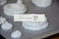 Pour que la meringue ne colle pas au fond du moule...