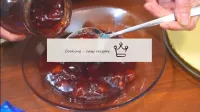 On met de la confiture maison dans l'assiette. ...