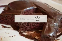Corte a torta de chocolate em pedaços e sirva-a pa...