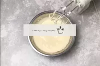 Sans éteindre le mélangeur, ajouter les jaunes d'o...