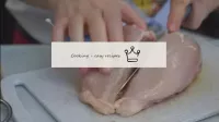 Couper la poitrine de poulet en deux et faire boui...