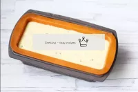 Вылейте тесто в смазанную маслом форму для кекса. ...