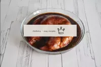 Transfiera la carne en un recipiente y vierta con ...