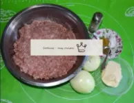 Productos para preparar el relleno. La carne picad...