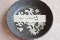 將洋蔥清潔並切成薄片。在熱鍋中倒入一些植物油，將切碎的洋蔥烤幾分鐘直至透明。...