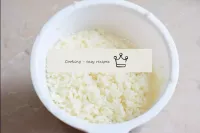Reis muss im Voraus gekocht werden. Spülen Sie es ...