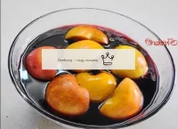 Акуратно перекладаємо яблучки в скляний салатник, ...