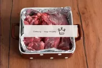 Coloque la carne en un molde de papel de aluminio ...