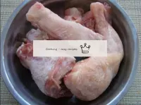 Préparons d'abord une carcasse de poulet. Si vous ...