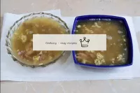 Encha a carne com caldo e coloque no frigorífico p...