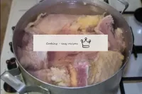 Переложите мясо в кастрюлю и залейте водой (количе...