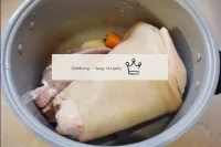 Legen Sie das vorbereitete Fleisch und das Rolli i...