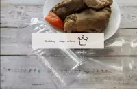 從肉湯中取出所有成分，冷卻至溫暖狀態。有一個塑料瓶（專門為此購買，因為不能再使用塑料容器）切斷喉嚨，...