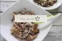 Снимите с костей все мясо, курицу разберите на вол...