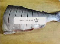 En el pescado hacemos incisiones con un cuchillo a...