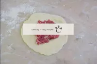 Jeden Teil des Teiges in einen Kuchen rollen und m...