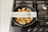 小さな熱の上に鍋を置き、リンゴをかき混ぜると、砂糖が溶けるのを待ちます。リンゴのくさびと得られたキャ...