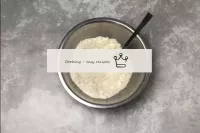 用叉子將含面粉的油分解成細面包屑的狀態。目的是迅速侵蝕黃油，使其每片塗有面粉和糖。然後，當烘烤時，黃...