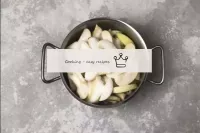 Wir füllen die geschnittenen Äpfel mit zwei bis dr...