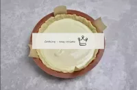 En la parte superior, vierta el relleno de crema, ...