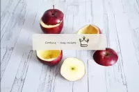 Lavar as maçãs, secá-las. Cada fruta cortar as tam...