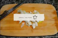 把洋蔥刷幹凈，用立方體切成薄片。...