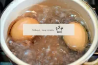 卵を沸騰させます。固ゆで卵を煮るには？調理時に卵が割れるのを防ぐために、冷たい水に入れて少量の熱で調...