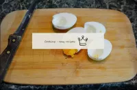 Limpe os ovos, corte-os ao meio e retire a gema. ...