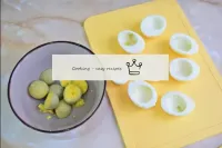 Nettoyer les œufs refroidis de la coquille. Coupez...