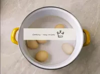 雞蛋煮熟，冷水冷卻。在使用前一定要洗蛋，因為即使在看似幹凈的殼上也可能存在有害細菌。最好將洗滌劑用於...