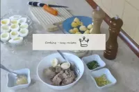 Preparate tutti gli ingredienti. Prendete del tonn...