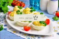 用你的味道装饰鸡蛋的一半，你可以粘在每一个尖顶。送到桌子上。 享受你的饭...