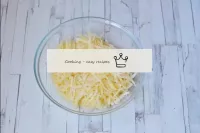 Frotter le fromage sur une grande râpe. La moitié ...