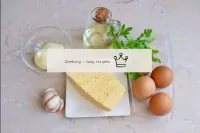 チーズとニンニクでエッグロールを作る方法は？このために必要な成分を準備します。ロールの主な味を設定す...