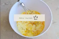 في وعاء عميق مريح، اخلطي البيض مع 4 ملاعق كبيرة من...