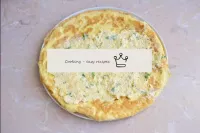 在鸡蛋煎饼上，放置奶酪馅料，在整个表面上涂抹。...