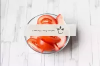 トマトを洗い、乾燥し、小さなくさびに切る。...