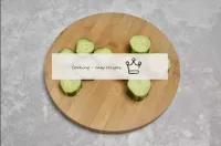 Corta el pepino rayado en trozos de porción. Hice ...