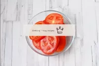 Lavar los tomates, decolorar y cortar con tazas. L...